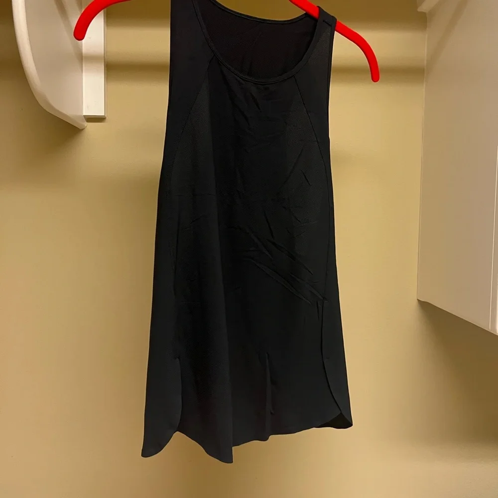Bundle Lululemon Tanks - Picture 2 of 11
